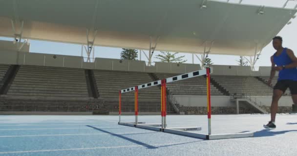 Side Visning Kaukasisk Blandet Race Mandlige Atleter Praktiserer Sportstadion Hurdling – Stock-video