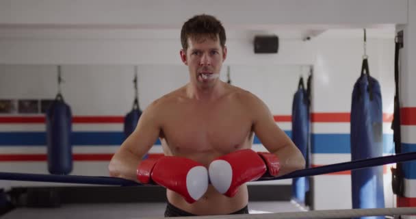 Porträt Eines Kaukasischen Männlichen Boxers Der Sich Ans Seil Lehnt — Stockvideo