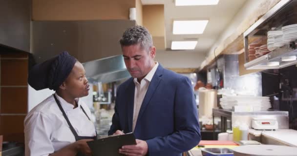 Frontansicht Eines Kaukasischen Männlichen Restaurantmanagers Der Küche Der Ein Klemmbrett — Stockvideo