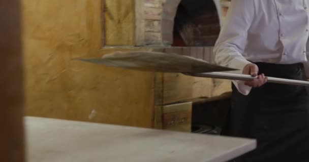 Zijaanzicht Midden Een Blanke Mannelijke Chef Die Een Drukke Pizzeria — Stockvideo