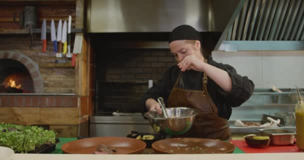 Vorderansicht Einer Kaukasischen Köchin Die Einer Belebten Restaurantküche Arbeitet Steaks — Stockvideo