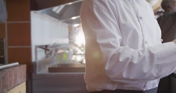 Widok Boku Środkowa Część Białego Kucharza Pracującego Ruchliwej Kuchni Restauracyjnej — Wideo stockowe