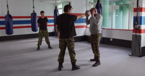 Krav Maga Training Vooraanzicht Van Een Kale Blanke Mannelijke Instructeur — Stockvideo