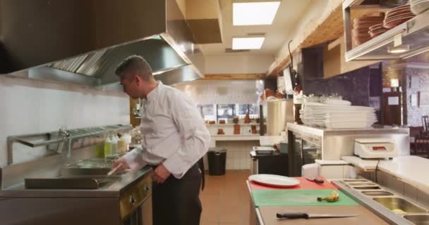 Seitenansicht Mittelteil Eines Kaukasischen Männlichen Kochs Der Einer Belebten Restaurantküche — Stockvideo