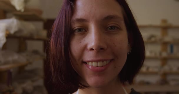 Πορτρέτο Κοντά Μια Νεαρή Καυκάσια Γυναίκα Αγγειοπλάστη Καστανά Μαλλιά Ένα — Αρχείο Βίντεο