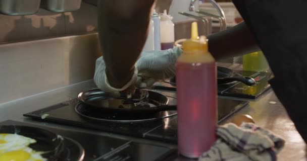 Sidovy Mitt Afroamerikansk Kvinnlig Kock Som Arbetar Ett Hektiskt Restaurangkök — Stockvideo