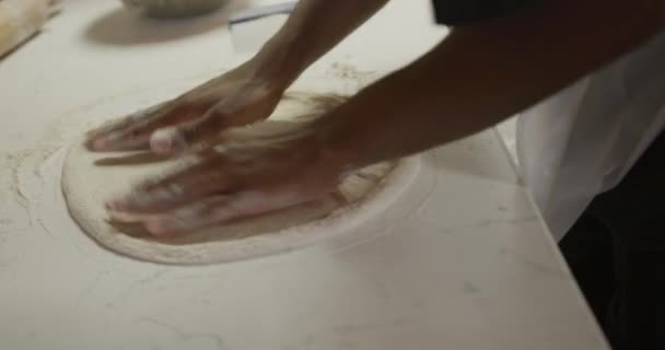 Close Mãos Cozinheiro Misto Raça Masculina Trabalhando Uma Cozinha Movimentada — Vídeo de Stock