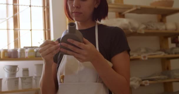 Vue Face Une Jeune Potière Caucasienne Aux Cheveux Auburn Dans — Video