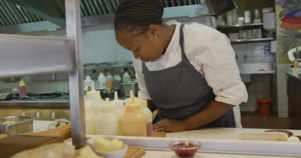 Vista Frontal Uma Cozinheira Afro Americana Trabalhando Uma Movimentada Cozinha — Vídeo de Stock