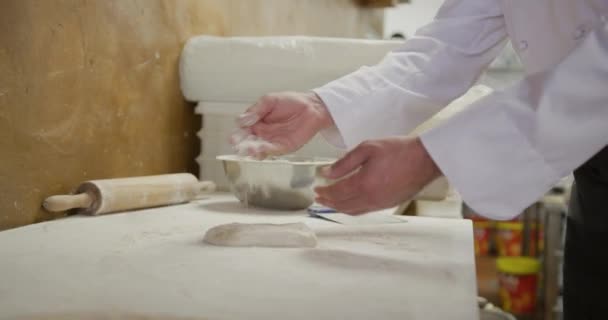Widok Boku Białego Szefa Kuchni Pracującego Ruchliwej Pizzerii Rozrzucająca Mąka — Wideo stockowe