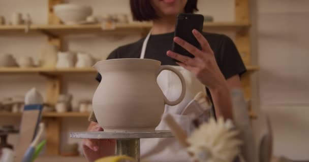 Vooraanzicht Van Een Jonge Blanke Vrouwelijke Pottenbakker Met Donker Haar — Stockvideo