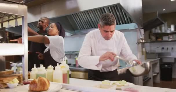 Vista Frontal Cozinheiro Caucasiano Trabalhando Uma Movimentada Cozinha Restaurante Guarnição — Vídeo de Stock