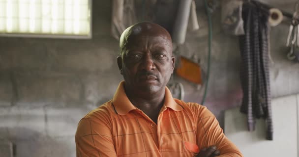 Retrato Homem Africano Feliz Município Vestindo Uma Camisa Laranja Olhando — Vídeo de Stock