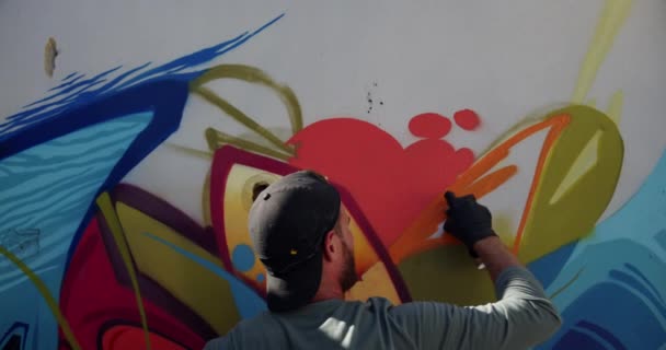 Vista Posteriore Della Pittura Graffitista Caucasica Con Spray Aerosol Sulla — Video Stock