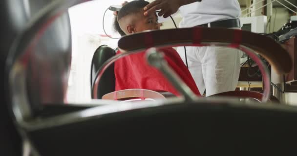 Vooraanzicht Middendeel Van Een Afrikaanse Mannelijke Kapper Met Dreadlocks Een — Stockvideo