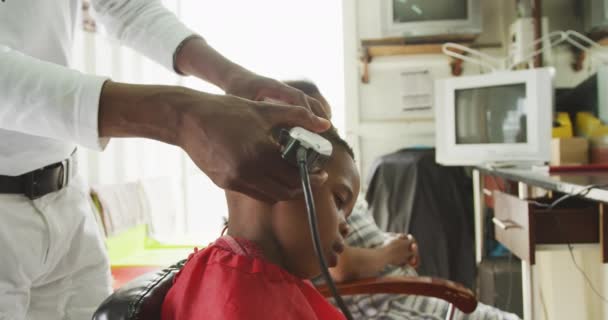 Вид Сбоку Посередине Африканского Парикмахера Дредами Парикмахерской Бритье Головы Африканского — стоковое видео