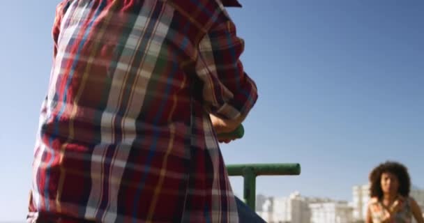 Mavi Gökyüzü Güneşli Bir Günde Oğluyla Çocuk Parkında Eğlenen Testere — Stok video