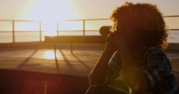 Vooraanzicht Van Gemengde Race Jongen Genieten Van Tijd Aan Zee — Stockvideo