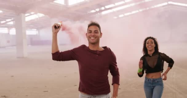 Vista Frontal Bailarinas Raza Mixta Caucásicas Almacén Vacío Corriendo Sonriendo — Vídeo de stock