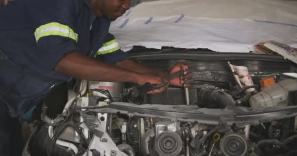 Widok Boku Afrykańskiego Mechanika Samochodowego Warsztacie Mieszczańskim Naprawa Samochodu Otwartym — Wideo stockowe