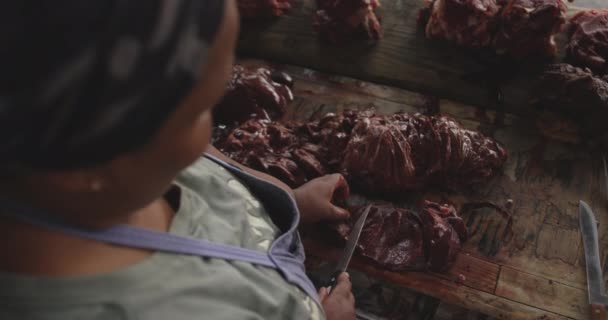 Через Плечо Вид Африканской Мясницы Платке Деревенской Мастерской Резание Свежего — стоковое видео