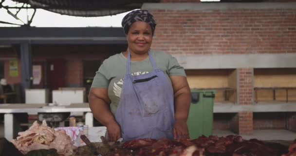 Portret Van Een Gelukkige Afrikaanse Slager Met Een Hoofddoek Een — Stockvideo