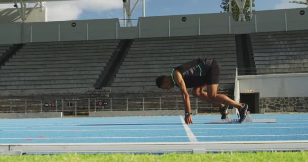 Boční Pohled Smíšeného Závodního Mužského Atleta Cvičícího Sportovním Stadionu Začínající — Stock video