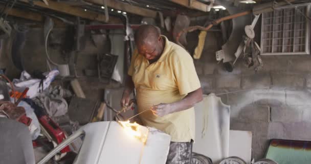 Frontansicht Eines Afrikanischen Männlichen Paneelschlagers Einer Township Werkstatt Reparatur Eines — Stockvideo