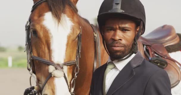 Retrato Homem Afro Americano Inteligentemente Vestido Usando Chapéu Equitação Com — Vídeo de Stock