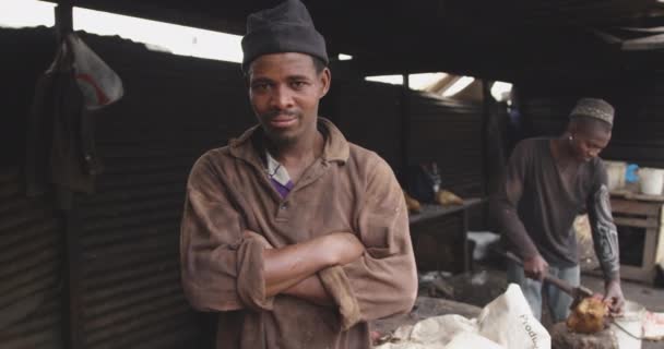 Retrato Carnicero Africano Feliz Taller Municipal Mirando Cámara Con Colega — Vídeos de Stock