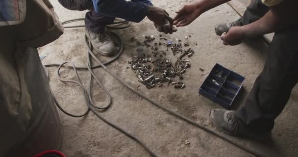 Hochwinkelseitenansicht Des Unteren Teils Afrikanischer Männlicher Paneelschläger Einer Township Werkstatt — Stockvideo