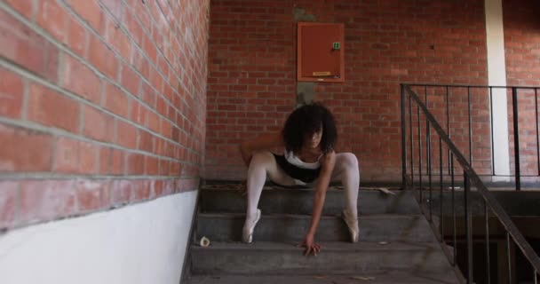 Lage Hoek Vooraanzicht Van Een Gemengde Race Vrouwelijke Balletdanser Oefenen — Stockvideo