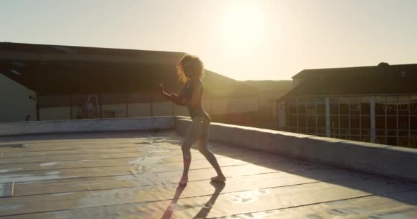Widok Boku Mieszanej Rasy Tancerka Baletowa Ćwicząca Dachu Wschodzie Słońca — Wideo stockowe