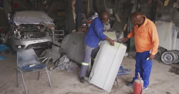 Vista Frontal Hombre Africano Propietario Taller Batidor Paneles Municipio Pie — Vídeos de Stock