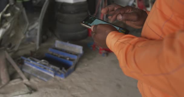 Vista Laterale Metà Sezione Maschio Africano Proprietario Laboratorio Picchiatori Pannelli — Video Stock