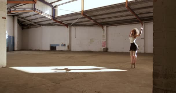 Widok Boku Mieszanej Rasy Tancerka Baletowa Ćwicząca Pustym Magazynie Stojąca — Wideo stockowe
