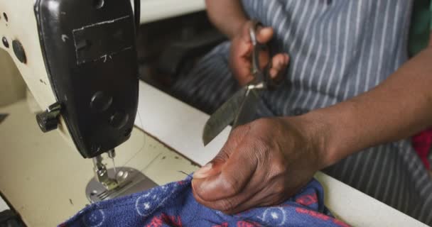 Вид Спереди Африканского Портного Городской Мастерской Сидящего Швейной Машинки Разрезающего — стоковое видео