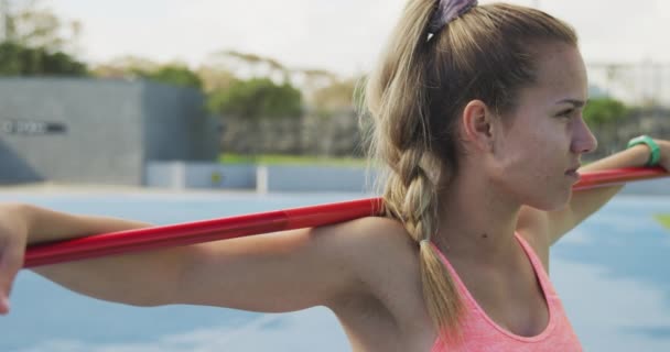 Spor Stadyumunda Beyaz Bir Bayan Sporcunun Portresi Kollarında Cirit Atıyor — Stok video