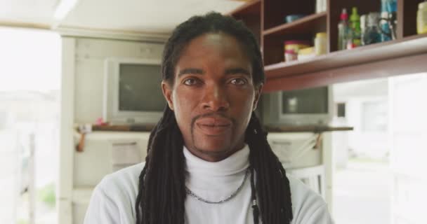 Retrato Peluquero Africano Feliz Con Rastas Una Peluquería Del Municipio — Vídeos de Stock