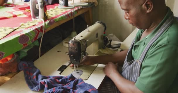 Vista Lateral Alto Ángulo Sastre Africano Taller Municipal Sentado Junto — Vídeo de stock