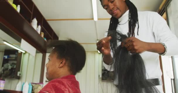 Нижче Наведений Вигляд Африканського Перукаря Салоні Волосся Містечку Додає Розтягнення — стокове відео