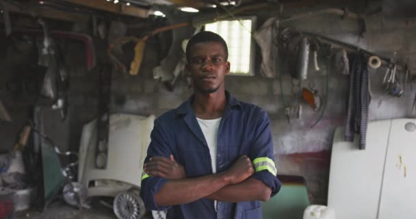 Retrato Homem Africano Feliz Batedor Painel Uma Oficina Cidade Olhando — Vídeo de Stock