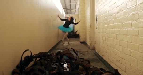 Вид Спереди Балетной Танцовщицы Смешанной Расы Практикующей Пустом Складе Стоящей — стоковое видео