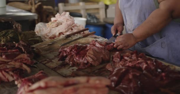 Вид Сбоку Африканскую Мясницу Платке Городской Мастерской Резание Свежего Мяса — стоковое видео
