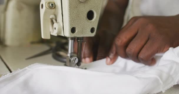 작업장에서 재봉틀을 사용하여 동작으로 일하는 아프리카 재봉사의 가까이 — 비디오