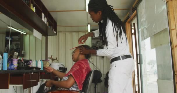 Side View African Male Hairdresser Township Hair Salon Adding Hair — Stock Video
