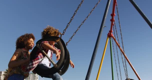 Zijaanzicht Van Gemengde Ras Vrouw Met Haar Zoon Genieten Van — Stockvideo