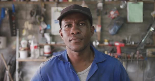 Retrato Feliz Golpeador Panel Masculino Africano Taller Del Municipio Con — Vídeo de stock