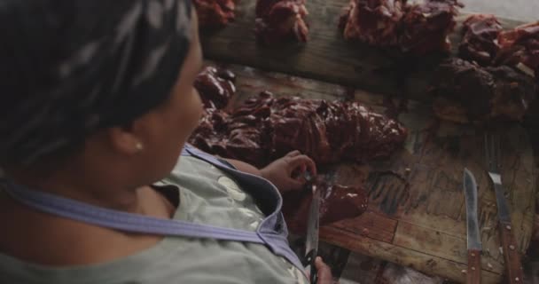 Shoulder View African Female Butcher Wearing Headscarf Township Workshop Cutting — Stok video
