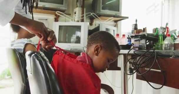 Vista Lateral Peluquero Africano Con Rastas Una Peluquería Municipal Poniendo — Vídeos de Stock